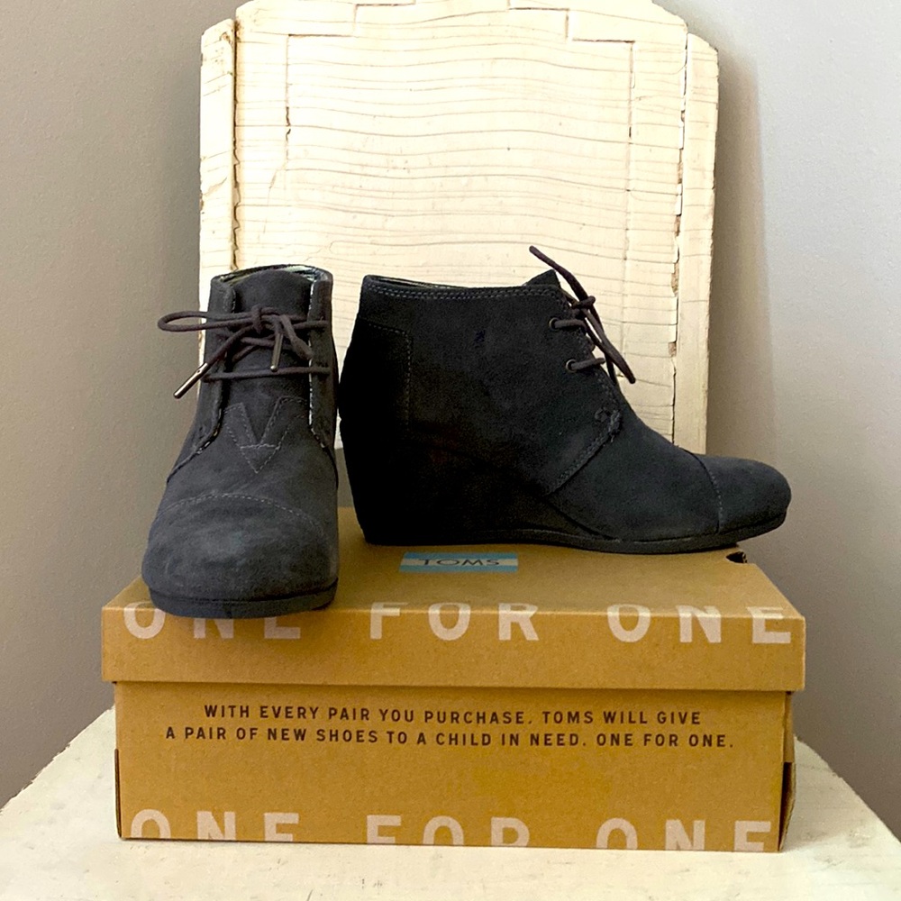 Toms Desert Wedge in Castlerock Grey Suede, size 8.5